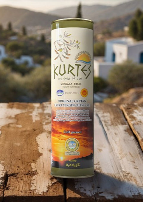 1 Liter extra natives Olivenöl in der Schmuckdose auf dem Tisch mit Blick in die bergige Landschaft Kretas.