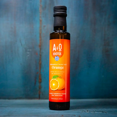 Balsamico-Essig-Creme mit Orange im blauen Ambiente – fein-fruchtige mediterrane Spezialität für aromatische Dressings, Saucen und feine Desserts.
