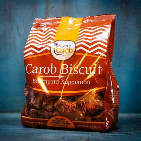 Carob Biscuits im blauen Ambiente – knusprige Kekse mit natürlichem Johannisbrotgeschmack, ideal als mediterraner Snack.