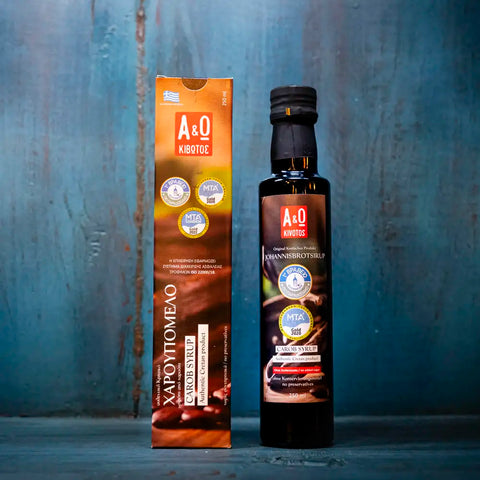 Carob Sirup der Feine im blauen Ambiente – delikater, süßer Johannisbrot-Sirup mit feinem mediterranen Aroma, perfekt für Desserts und Getränke.