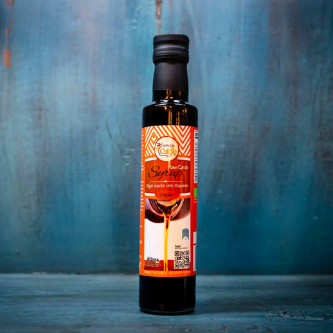 Carob Sirup der Klassiker im blauen Ambiente – milder, süßer Johannisbrot-Sirup mit authentischem mediterranen Aroma, ideal für Desserts und Getränke.