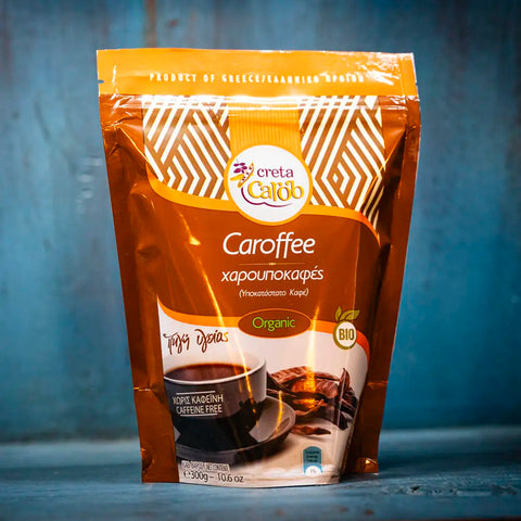 Caroffee im blauen Ambiente – cremige Kaffee-Alternative mit mediterraner Note, perfekt als Genuss für besondere Momente.
