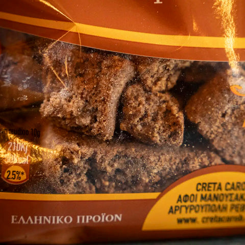 Nahaufnahme Carob Biscuits mit Rosinen, Mandeln und Nüssen.