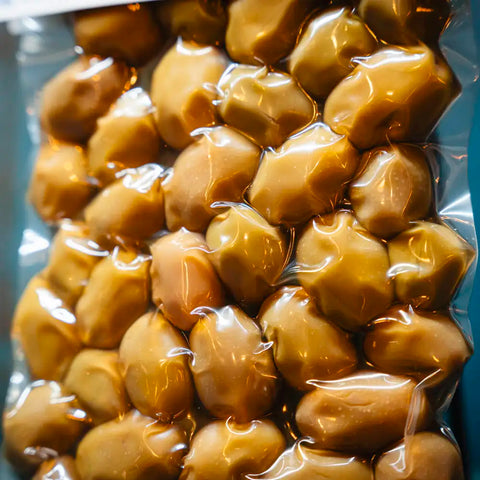 Fokus grüne Oliven im blauen Ambiente – frische, saftige mediterrane Oliven mit intensivem Geschmack, perfekt als Snack oder für mediterrane Gerichte.