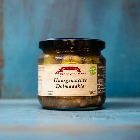 Gefüllte Weinblätter im blauen Ambiente – traditionelle mediterrane Vorspeise aus zarten Weinblättern, gefüllt mit Reis und feinen Kräutern.