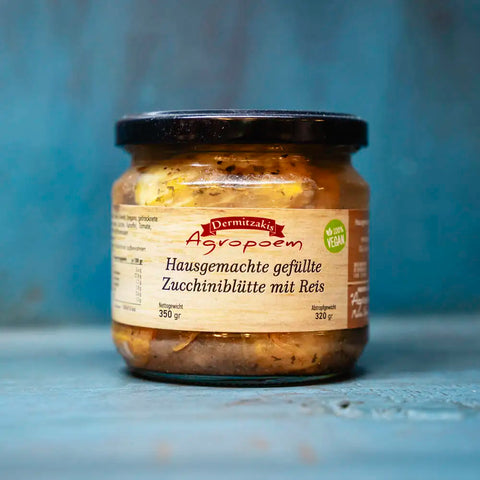 Gefüllte Zucchiniblüten im blauen Ambiente – feine mediterrane Spezialität mit zarten Blüten, cremiger Füllung und aromatischen Kräutern.