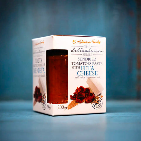 Getrocknete Tomatenpaste mit Feta im blauen Ambiente – würzig-aromatischer mediterraner Aufstrich aus sonnengetrockneten Tomaten und cremigem Feta.