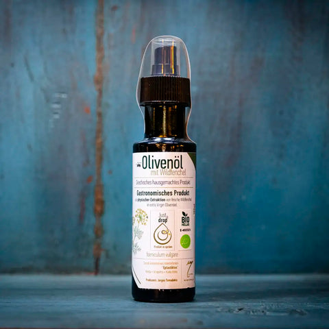 Just a drop Olivenöl Wilder Fenchel im blauen Ambiente – aromatisches kaltgepresstes Olivenöl mit wildem Fenchel, ideal für mediterrane Gerichte und besondere Geschmackserlebnisse.