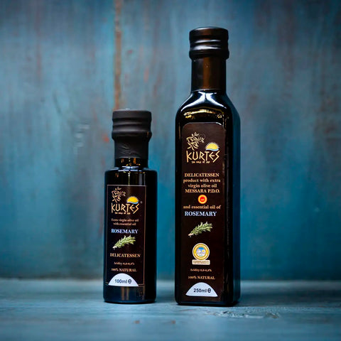 Kurtes Aromaöl Rosmarin – stilvoll arrangiert vor blauem Hintergrund, aromatisch-intensiv und perfekt zur Verfeinerung mediterraner Speisen
