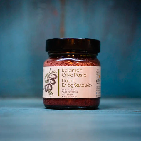 Kurtes Kalamon-Olivenpaste im blauen Ambiente – würzig-aromatischer Aufstrich aus sonnengereiften Kalamon-Oliven und feinem Olivenöl aus Griechenland.