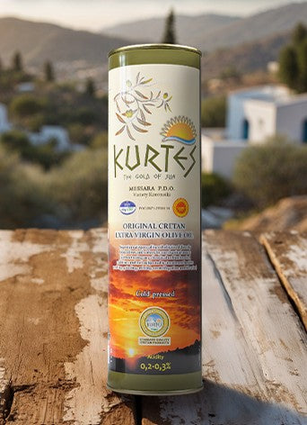 Kurtes Olivenöl stilvoll präsentiert vor mediterraner Landschaft – naturreiner Genuss aus der Sonne Griechenlands