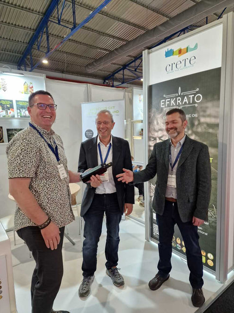 Messe Athen, Efkrato, Februar 2025 – Andreas kauft mediterrane Feinkostprodukte auf der internationalen Fachmesse