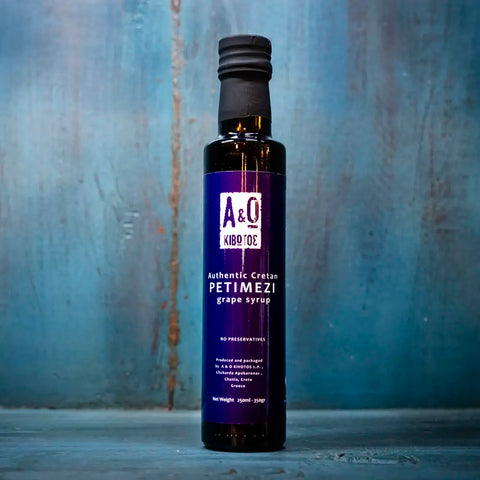 Petimezi im stilvollen blauen Ambiente – traditioneller griechischer Traubensirup mit intensiv-fruchtigem Aroma, perfekt für mediterrane Gerichte und Desserts.