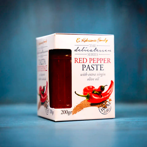 Rote Paprika-Paste im blauen Ambiente – aromatischer Aufstrich aus sonnengereiften Paprika, feinem Olivenöl und mediterranen Gewürzen.