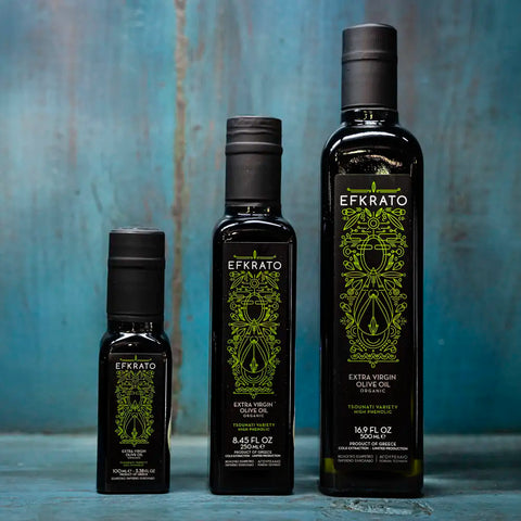 Set Efkrato-Olivenöl stilvoll arrangiert vor blauem Hintergrund – erstklassige griechische Olivenöle für höchsten mediterranen Genuss