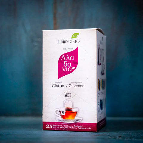 Zistrose-Teebeutel im stilvollen Ambiente in Blau – aromatischer mediterraner Kräutertee mit beruhigender Wirkung.