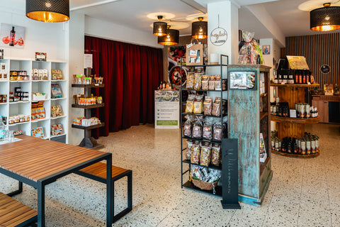 Ein Blick in den Showroom von KRETA natürlich. Eine große Auswahl von mehr als 300 Artikeln präsentiert in einem warmen Ambiente. Im Hintergrund der Tasting Tisch mit der Möglichkeit, die Produkte direkt vor Ort probieren zu können. 