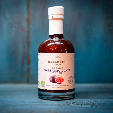 BIO Balsamico Essig Creme von KRETA natürlich mit Feige - präsentiert im blauen Regal. 
