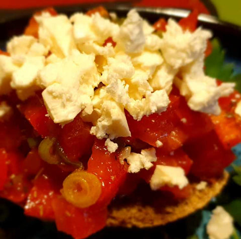 Dakos mit Feta – traditioneller kretischer Zwieback mit cremigem Feta, sonnengereiften Tomaten und aromatischem Olivenöl.