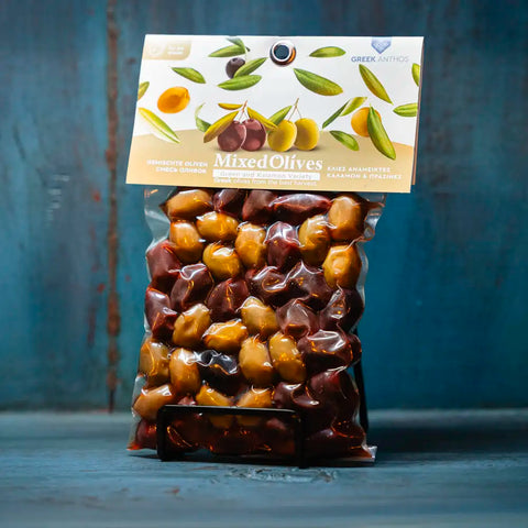 Mixed Olives - Gemischte grüne und schwarze Oliven präsentiert von KRETA natürlich. Authentischer Genuss ohne Zusätze