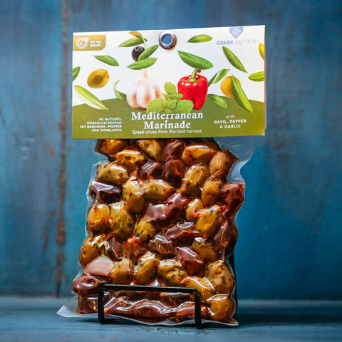 Gemischte Oliven mit mediterraner Marinade präsentiert im Showroom von KRETA natürlich