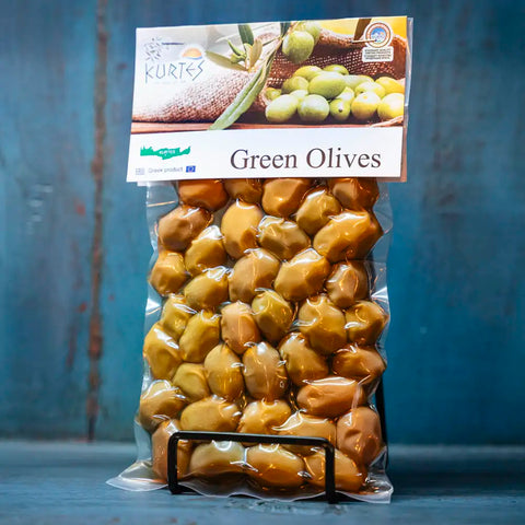 Grüne Oliven im blauen Ambiente – frische, saftige mediterrane Oliven mit intensivem Geschmack, perfekt als Snack oder für mediterrane Gerichte.