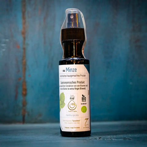 Just a drop Minze. BIO extra natives Olivenöl mit den Aromen frischer Minze. Gemeinsam vermahlen. 