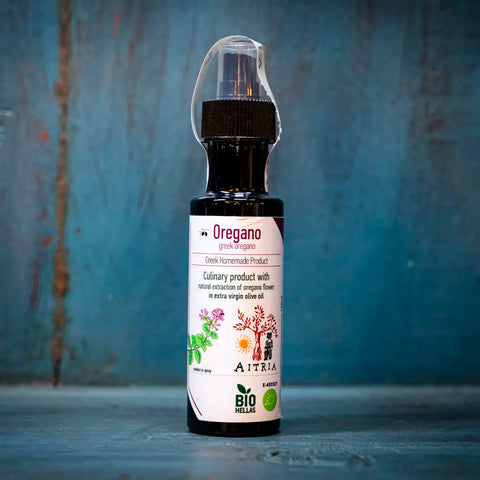 Eptastiktos Just a drop Aromaöl Oregano 100 ml – intensives Kräuteröl aus Kreta im blauen Ambiente, ideal für Pasta, Pizza, Salatdressings und mediterrane Küche