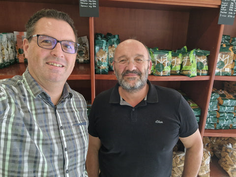 Mattheo und Andreas in der Bäckerei – gemeinsamer Blick hinter die Kulissen bei der Herstellung mediterraner Backwaren aus besten Zutaten.