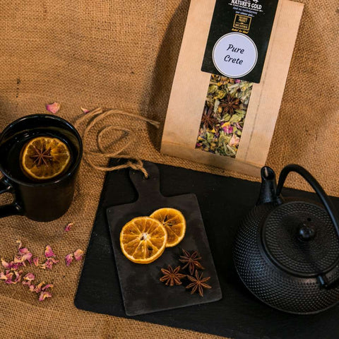 Pure Crete Tea - Mood mit Teekanne, Orangenscheiben und Sternanis