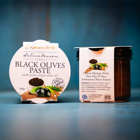 Schwarze Olivenpaste im blauen Ambiente – intensiv-aromatischer Aufstrich aus sonnenverwöhnten Oliven und feinem Olivenöl nach mediterraner Rezeptur.